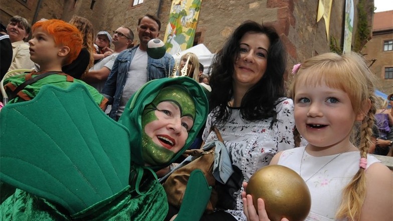 Maureen-Antonette (5) mit Mama Heike Czyba aus Jahnsdorf bei Chemnitz lässt sich vom Märchenfrosch die goldene Kugel zeigen.
