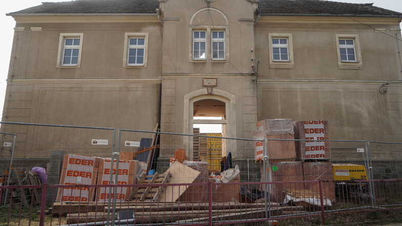 Das historische Schulgebäude in Baschütz ist inzwischen vollständig entkernt.
