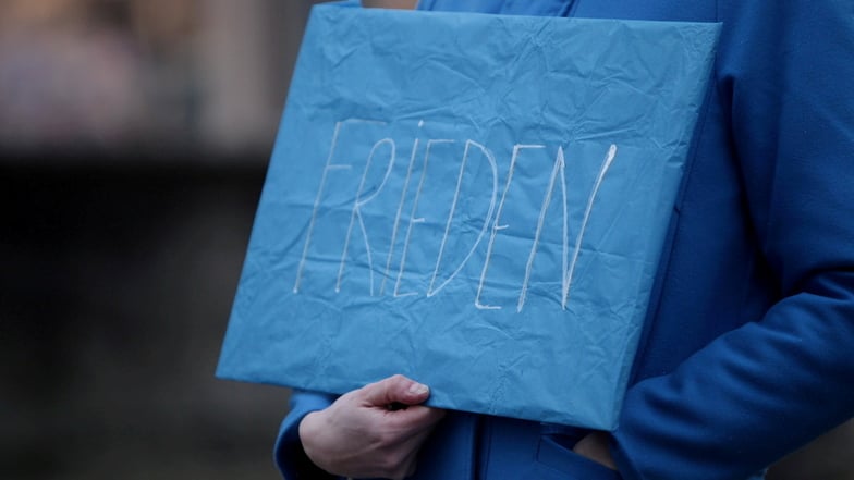 Schild bei einer Demo in Pirna: "Frieden ist mehr als die Abwesenheit von Krieg."