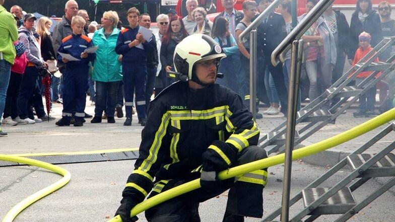Die Profis von der Feuerwehr machen es bei einer Einsatzübung am Bahnhof vor.