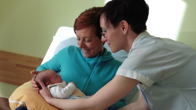 Ein Kind ist geboren im Krankenhaus Ebersbach: Was ist dran an den Gerüchten um die Geburtsstation?
