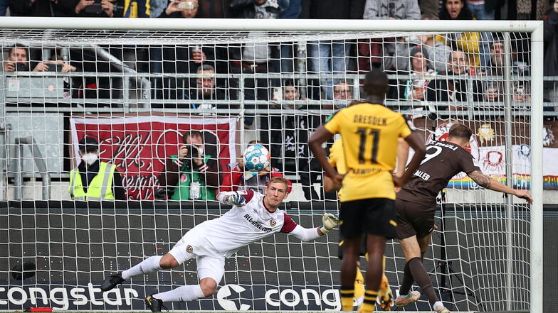 St. Paulis Guido Burgstaller trifft per Strafstoß zum 2:0 gegen Kevin Broll.
