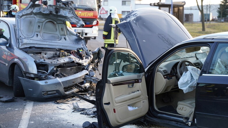Bei einem Autounfall in Sohland stießen am späten Dienstagnachmittag zwei Autos frontal zusammen.