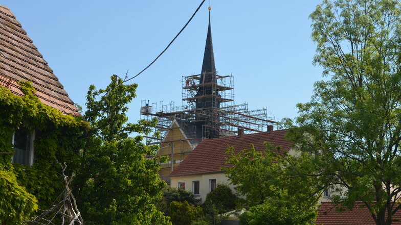 Die Kirche ist nun eingerüstet. Die Bauarbeiten starteten Ende Mai.
