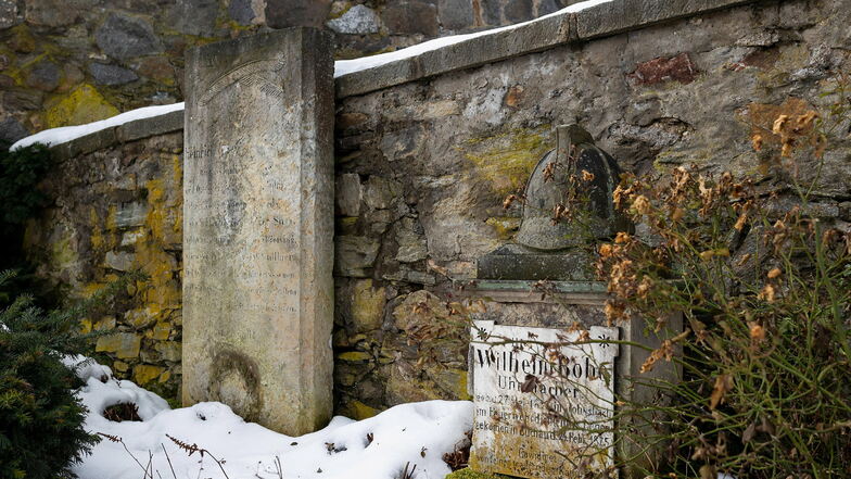 Wilhelm Bobe (rechtes Grab) war ein Uhrmacher und Feuerwehrmann, der bei einem Einsatz in Luchau 1875 ums Leben kam. Links steht der Grabstein für Heinrich Kirsten, Obersteiger, Knappschaftsältester und ebenfalls Feuerwehrmann.