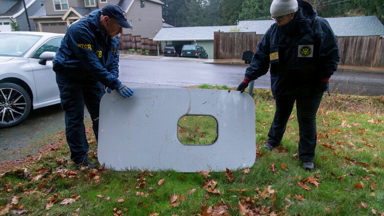 Der Türstopfen von Alaska Airlines Flug 1282. Das Kabinenteil einer Boeing 737 Max, das während eines Fluges in den USA abgerissen war, ist gefunden worden.