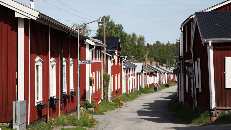 Häuser in typisch schwedischem Farbton - auch Schwedenrot oder Falunrot genannt - stehen im alten Zentrum der Stadt Lulea.
