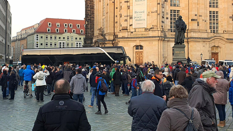 Anti-Corona-Demo auf dem Neumarkt: Vertreter der Querdenken-Initiative machten am Sonntagnachmittag mit ihrem Reisebus Halt in Dresden.