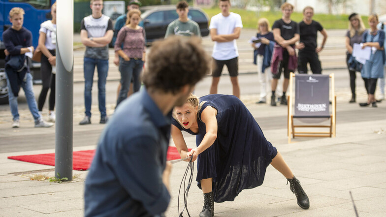 Alena Krivileva und Simon Wolant tanzten vor dem Glasbau der Landesbühnen in Radebeul vor Schülern des Lößnitzgymnasiums.
