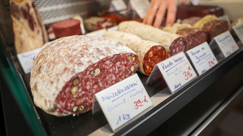 In der ausladenden Theke des Frankreichladens in Dresden-Pieschen gibt es auch ein Angebot an Fleischprodukten wie Noisettesalami oder Wacholder-Schinken.