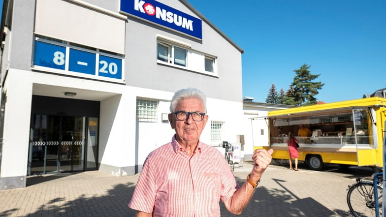 Hans-Otto Madaus kauft seine Brötchen jetzt am Verkaufswagen der Bäckerei Sachse, die aus dem Konsum ausziehen musste.