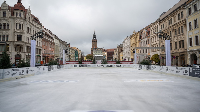 Die neue Eisbahn auf dem Obermarkt in Görlitz: Derzeit nur für Eisläufer bis 15 Jahre geöffnet.