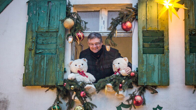 Ein plüschiges Begrüßungskomitee erwartet die Gäste auf Holger Zastrows weihnachtlicher Hofewiese.