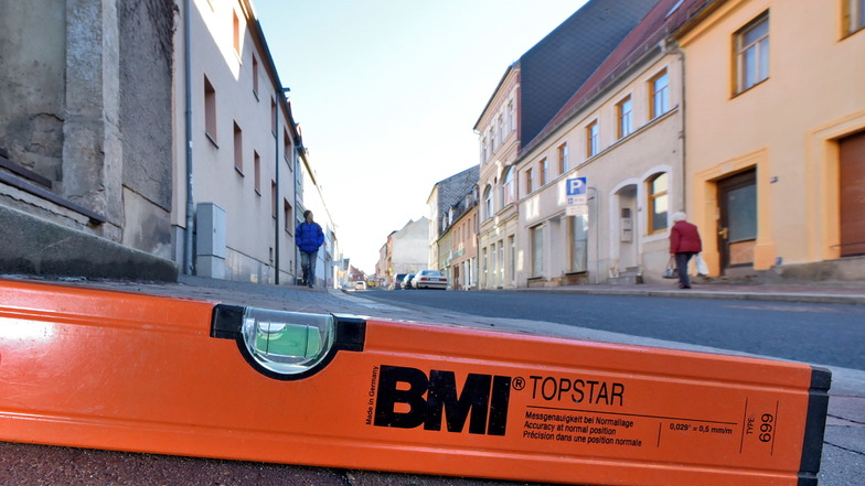 Der Fußweg an der Döbelner Straße in Roßwein ist auch vier Jahre nach seiner Neugestaltung noch zu steil. Die DIN ist nicht eingehalten worden.