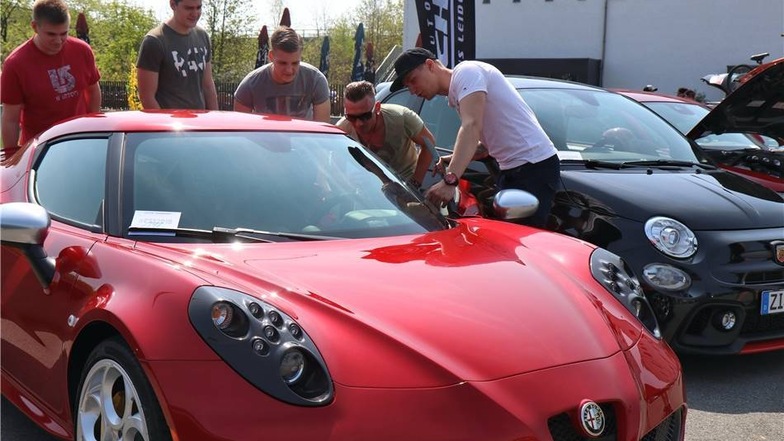 Lukas Pötschke (r.) aus Oppach präsentiert den Besuchern zwei Alfa Romeo.
