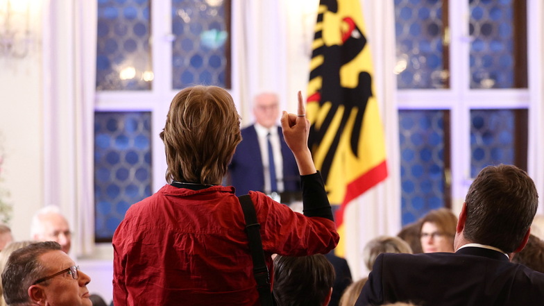 Eine Frau unterbricht die Rede von Bundespräsident Frank-Walter Steinmeier.