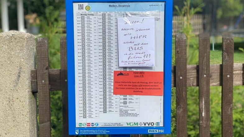 Ein roter Zettel an der Bushaltestelle informiert darüber, dass sie nicht mehr angefahren wird – sehr zum Ärger derjenigen, die auf den Bus angewiesen sind.