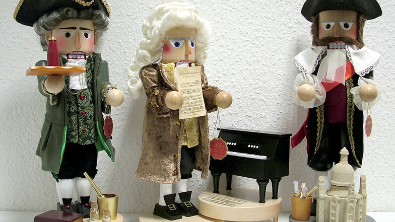 Johann Friedrich Böttger, der Erfinder des sächsischen Porzellans; Johann Sebastian Bach mit Spinett sowie George Bähr, umgeben von den Insignien eines Baumeisters und der von ihm für Dresden entworfenen Frauenkirche.