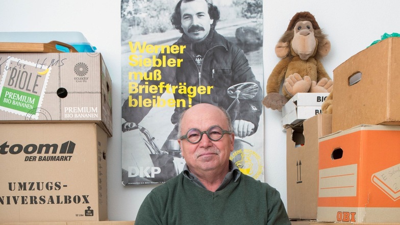Werner Siebler zwischen Erinnerungen und Umzugkartons. Um Geld zu sparen, zog der Pensionär an den Rand von Freiburg. Er erhielt 1984 Berufsverbot wegen seiner Mitgliedschaft in der Kommunistischen Partei.