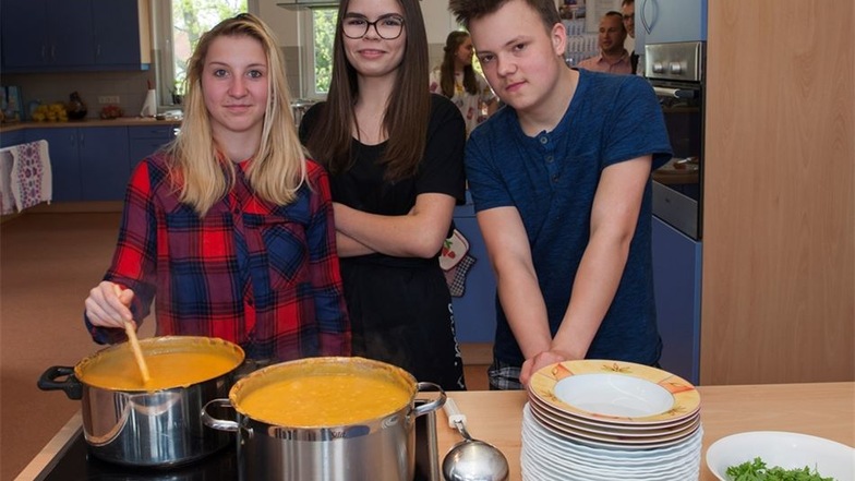 Jennifer, Lisa und Philippe bereiten gerade eine Kartoffelsuppe zu. Sie und andere Schüler haben das Essen im WTH-Unterricht gekocht. Ein typisch sächsisches Gericht für die Gäste aus der neuen Partnerschule im polnischen Ostrzeszów.