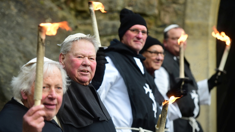 Cölestiner-Mönche mit brennenden Fackeln begrüßten die Gäste am Eingang zur Burg.