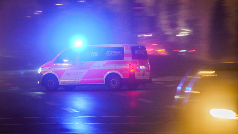 In Zwickau ist ein 17-Jährige von einem Mann mit Messer angegriffen und aus dem Fenster gestoßen worden..