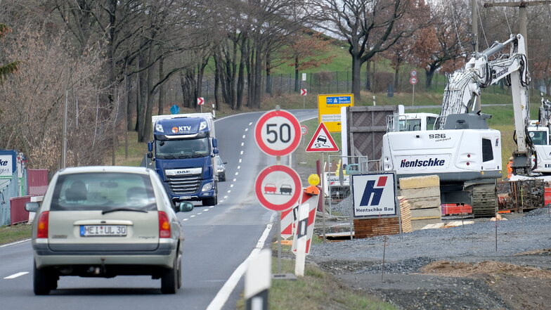 In Gröbern wird nächste Woche eine Behelfsbrücke eingesetzt. Die Staatsstraße ist in dieser Zeit voll gesperrt.