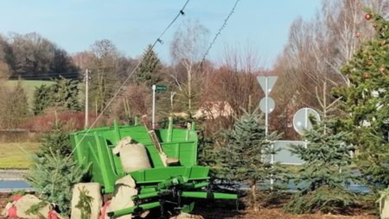 Und plötzlich war er weg: Auf der grünen Kutsche sitzt eigentlich ein großer, dicker Weihnachtsmann am Kreisverkehr in Neustadt.