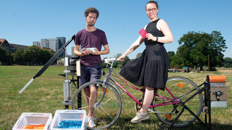 Olga Chernova und Matthias Röde vom Konglomerat-Verein stellen zum Elbefest ihren fahrradbetriebenen Plastikschredder vor.