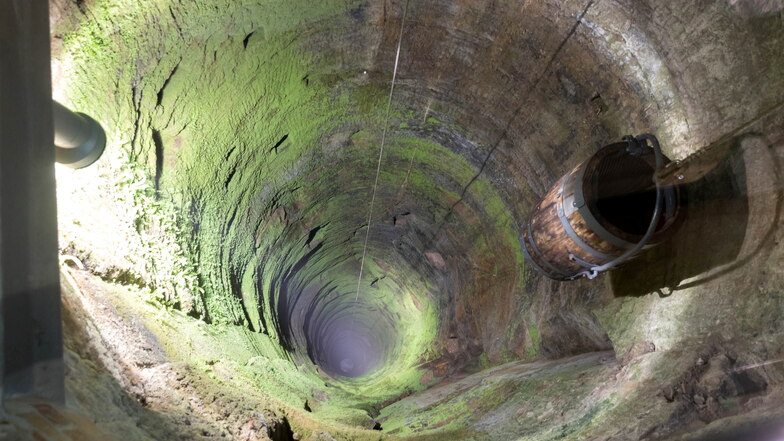 Blick in die Tiefe: Der Brunnen auf der Festung ist 152,5 Meter tief, so tief wie kein anderer Brunnen in Sachsen.