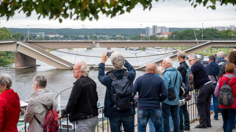 Die Carolabrücke hat sich zu einem Ausflugsziel und beliebten Fotomotiv entwickelt.