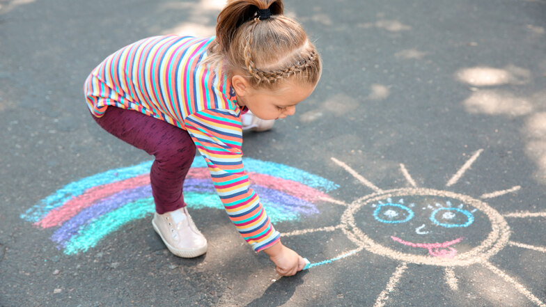 Mit Straßenmalkreide können Kinder kleine Kunstwerke schaffen oder auch „Parcours“ zum Hüpfen entwerfen.