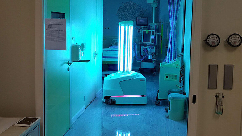 Der Desinfektionsrobotober im Einsatz in einem Krankenzimmer. Während des Einsatzes darf niemand im Raum sein.