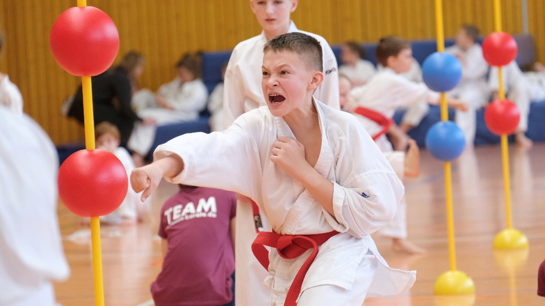 Am Samstag trafen  beim 1. Meißner Karate-Kinderturnier  37 Karateka aufeinander, um die Besten zu ermitteln. Ben zeigt beim Kumite am Ball sein Können.
