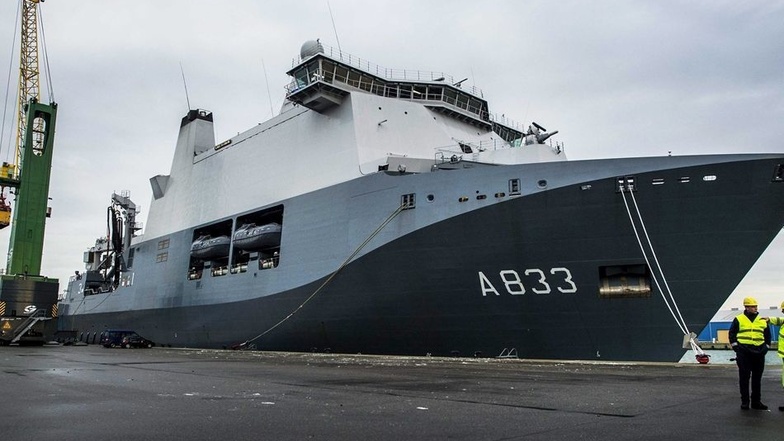 Das niederländische Schiff „Karel Doorman“ soll auch deutsches Kriegsgerät transportieren können.