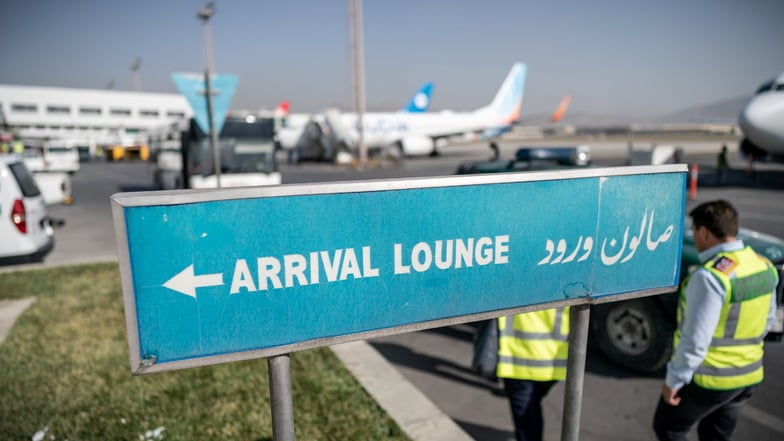 Ein Schild weist auf die Ankunftshalle am Flughafen Kabul. Die Rückführungsquote abgelehnter Schutzsuchender der EU ist seit Jahren gering.