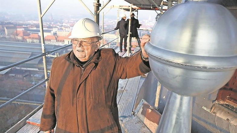 Für Domprobst Hubertus Zomack geht mit der Sanierung der Kathedrale ein Traum in Erfüllung. Der 73-Jährige ließ e sich daher nicht nehmen, die Kugel in luftiger Höhe zu segnen.