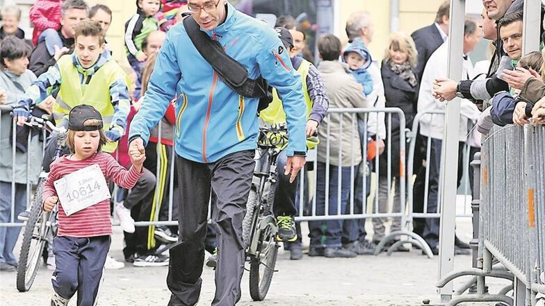 Der jüngste Teilnehmer des Blütenlaufes war Valentin Hoch aus Kamenz. Der Steppke schaffte es über die 1-km-Streckeins Ziel – zusammen mit seinem Papa Thomas.