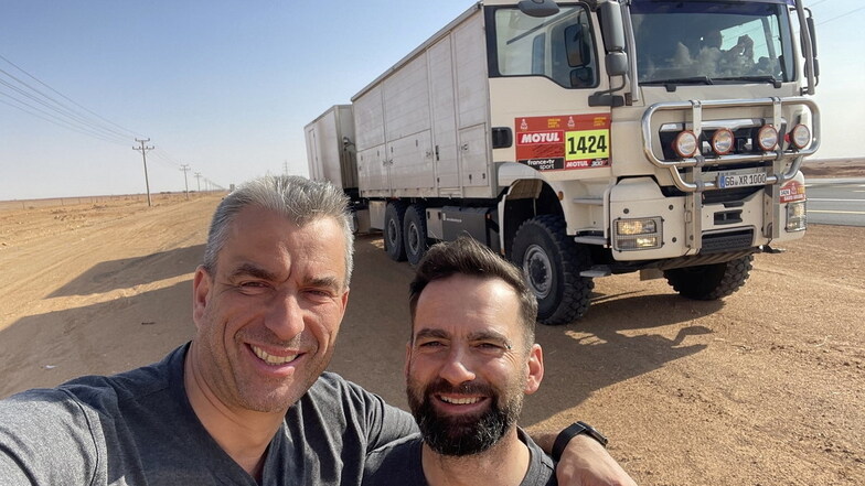 Gerd Kastenmeier und Andreas Frahm
auf Wüsten-Tour mit ihrer rollenden Großküche samt Kühlhaus im Mega-Truck. Zwei aufregende Wochen liegen hinter ihnen.