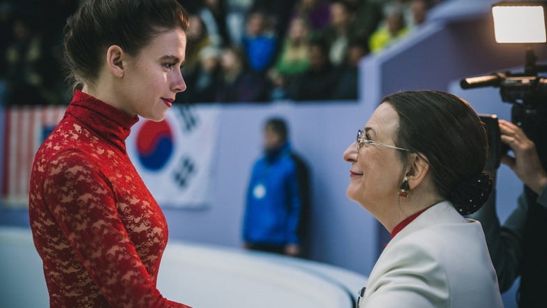 Unvergessen – Olympische Winterspiele in Lillehammer 1994: Katarina Witt (Lavinia Nowak) feiert mit ihrer Trainerin Jutta Müller (Dagmar Manzel) ein überraschendes Comeback – 7. Platz.