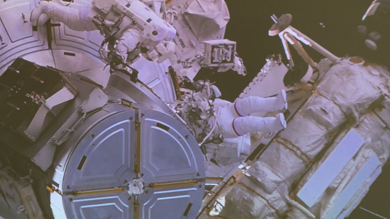 Astronaut Maurer nach Außeneinsatz zurück in der ISS