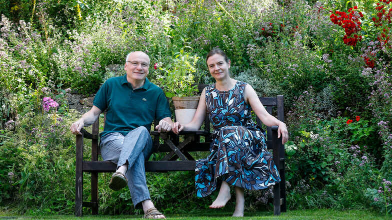 Anja und Matthias Munkwitz in ihrem wild wuchernden Garten in Rosenthal.