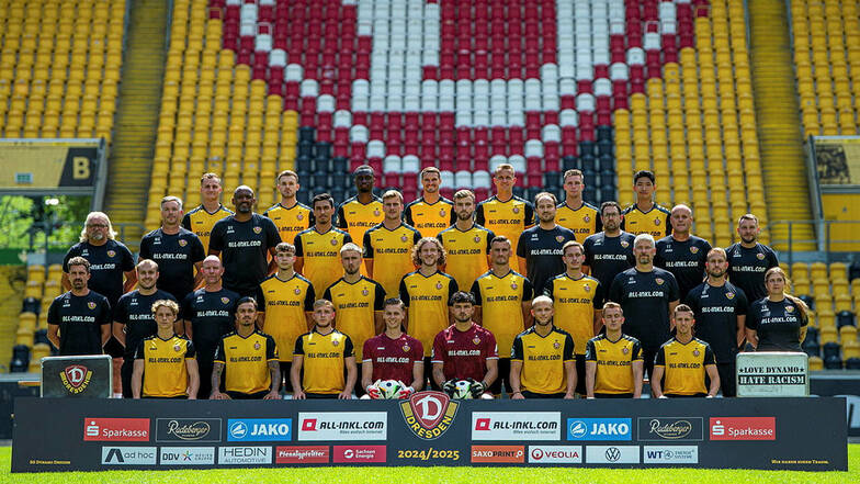 23 Spieler, sechs Trainer, sieben Betreuer: Dynamo Dresden in der Saison 2024/25.