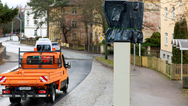 Der Blitzer an der Kreuzung Freudenhöhe in Zittau ist seit dem Jahreswechsel mit einer Plastik-Folie verhüllt.