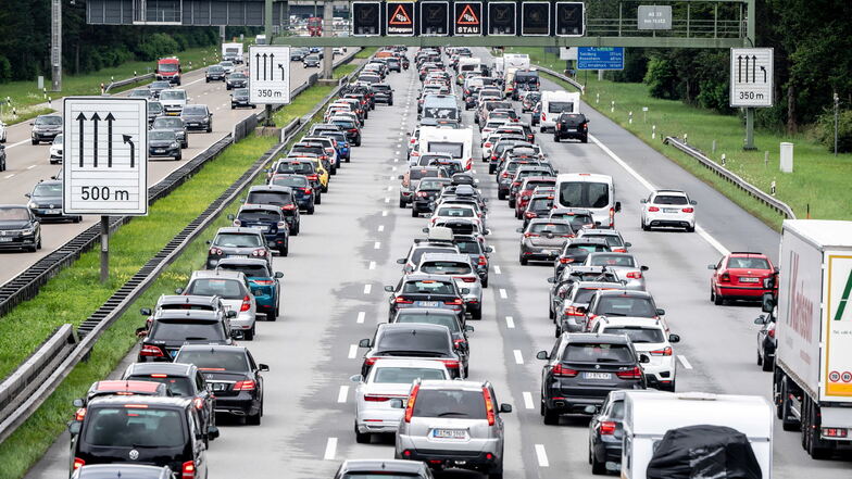 Stau auf der Autobahn: Lieber abfahren oder draufbleiben?