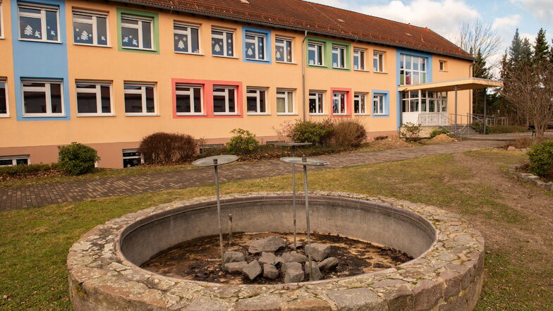 An der Rückseite der Lampertswalder Grundschule soll ein T-förmiger Anbau erfolgen – die Inbetriebnahme ist zum Schuljahresbeginn 2023 geplant.
