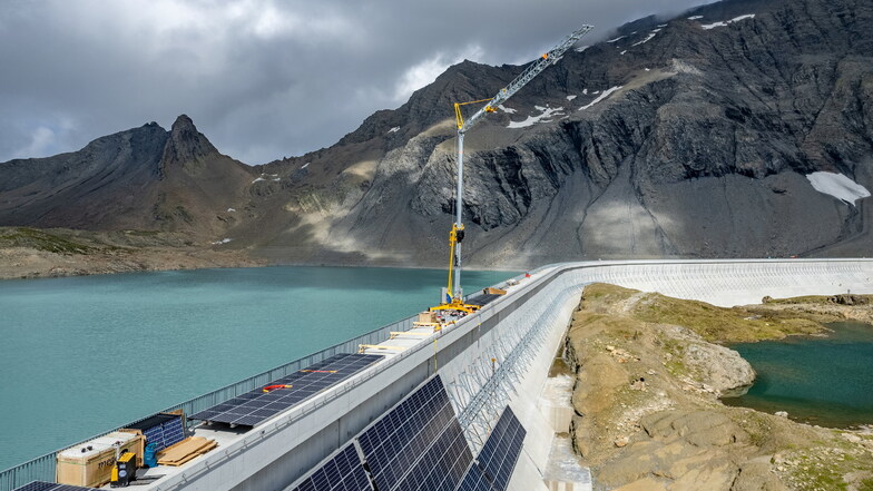 Die bislang größte alpine Solaranlage hat der Stromkonzern Axpo gebaut: Auf der Muttsee-Staumauer im Kanton Glarus auf rund 2.500 Metern Höhe produzieren Solarmodule Strom.
