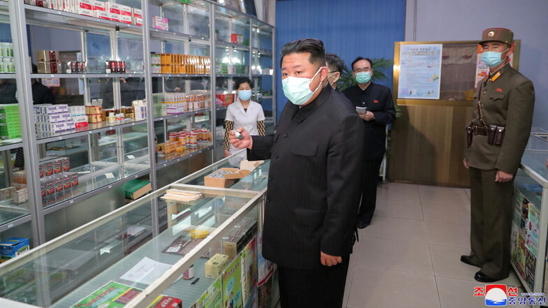 Der nordkoreanische Machthaber Kim Jong Un ordnete Berichten zufolge an, dass das Militär solle bei der Verteilung von Medikamenten helfen. Zuvor habe er sich darüber informiert, welche fiebersenkenden und antibiotischen Mittel die Apotheken der Stadt vor