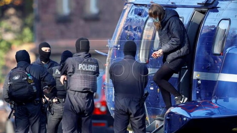 Lina E. nach ihrer Festnahme am
6. November 2020, als zu per Hubschrauber zum Bundesgerichtshof nach Karlsruhe gebracht wurde. Die 27-jährige Studentin aus Leipzig sitzt als einzige der vier Angeklagten in Untersuchungshaft.