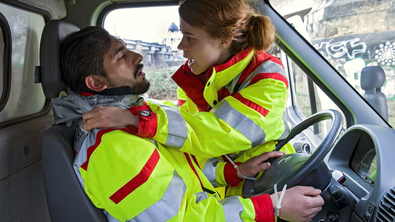Toter Sanitäter: Greta Blaschke (Luise Aschenbrenner) versucht ihren Kollegen Tarek Wasir (Zejhun Demirov) zu retten. Unfassbar, dass es überhaupt Übergriffe auf Rettungskräfte gibt.
